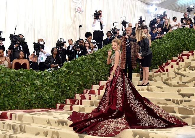 Blake Lively diện v&aacute;y cồng kềnh đến mức phải thu&ecirc; ri&ecirc;ng xe bus để đi tới Met Gala 2018 - Ảnh 5.