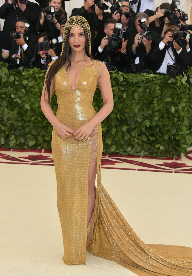 Met Gala 2018: Cara Delevingne khoe cơ thể địa đ&agrave;ng, Selena h&oacute;a thi&ecirc;n thần nhưng nhạt nhẽo, Anne Hathaway đẹp tỏa h&agrave;o quang - Ảnh 43.