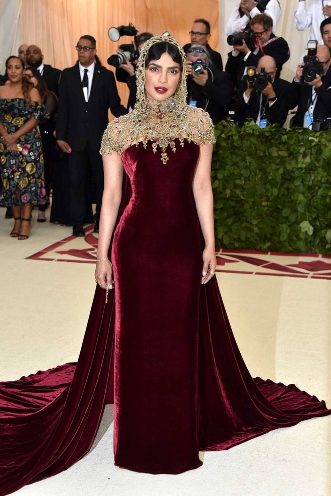 Met Gala 2018: Cara Delevingne khoe cơ thể địa đ&agrave;ng, Selena h&oacute;a thi&ecirc;n thần nhưng nhạt nhẽo, Anne Hathaway đẹp tỏa h&agrave;o quang - Ảnh 48.