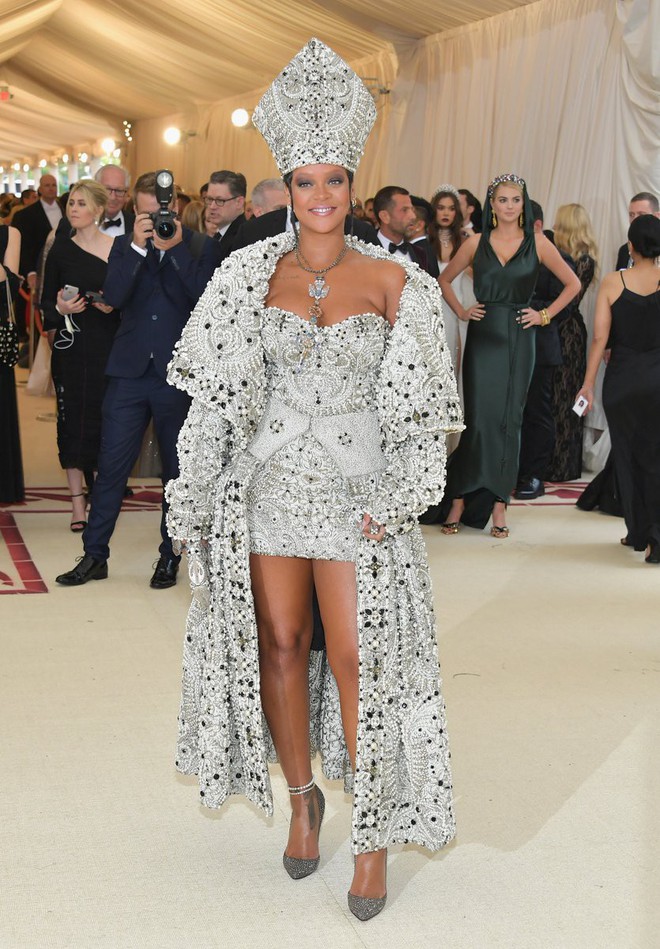 Met Gala 2018: Làm host thì phải mặc như Giáo hoàng, Rihanna đang khiến dân tình phục sát đất - Ảnh 3.