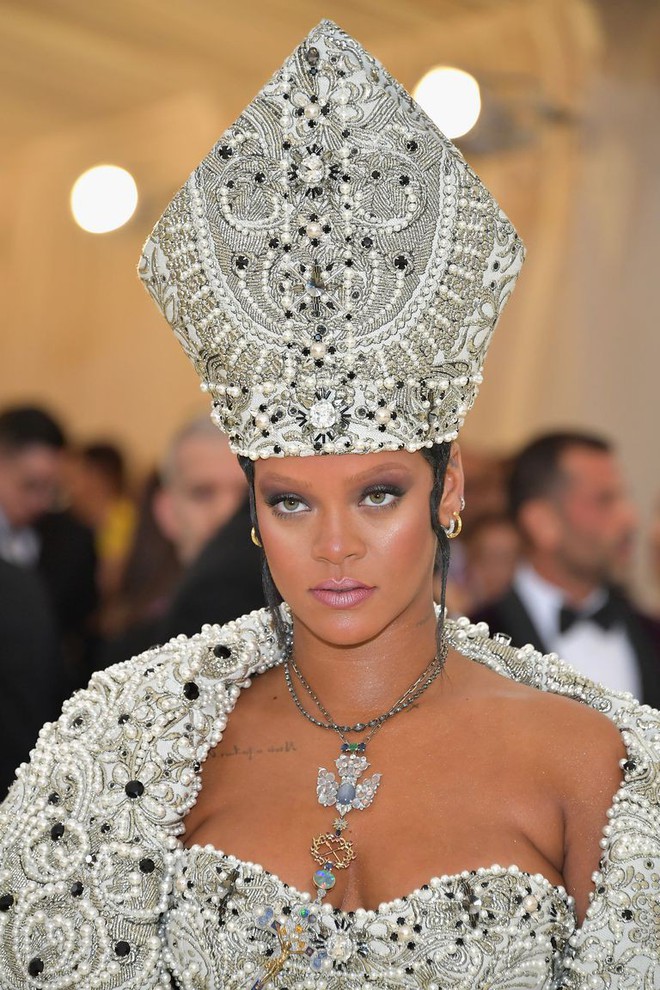 Met Gala 2018: Cara Delevingne khoe &quot;cơ thể địa đ&#224;ng&quot;, Selena h&#243;a thi&#234;n thần nhưng nhạt nhẽo, Anne Hathaway đẹp tỏa h&#224;o quang - Ảnh 2.