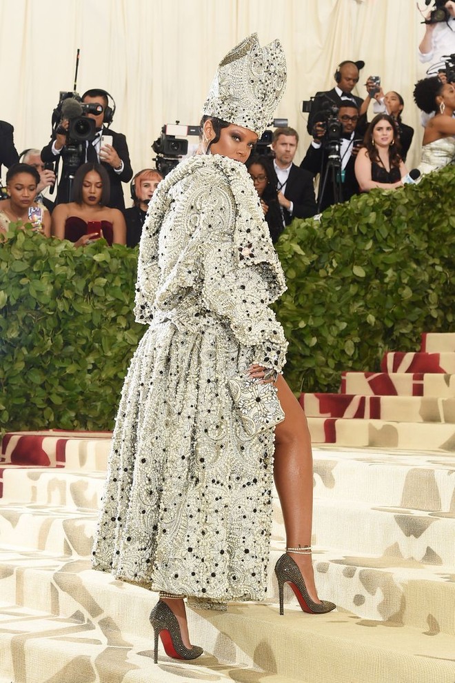 Met Gala 2018: Làm host thì phải mặc như Giáo hoàng, Rihanna đang khiến dân tình phục sát đất - Ảnh 2.