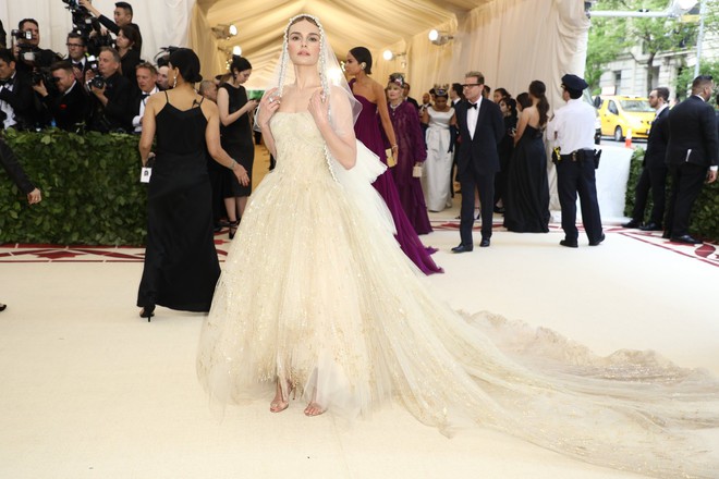 Met Gala 2018: Cara Delevingne khoe cơ thể địa đ&agrave;ng, Selena h&oacute;a thi&ecirc;n thần nhưng nhạt nhẽo, Anne Hathaway đẹp tỏa h&agrave;o quang - Ảnh 16.
