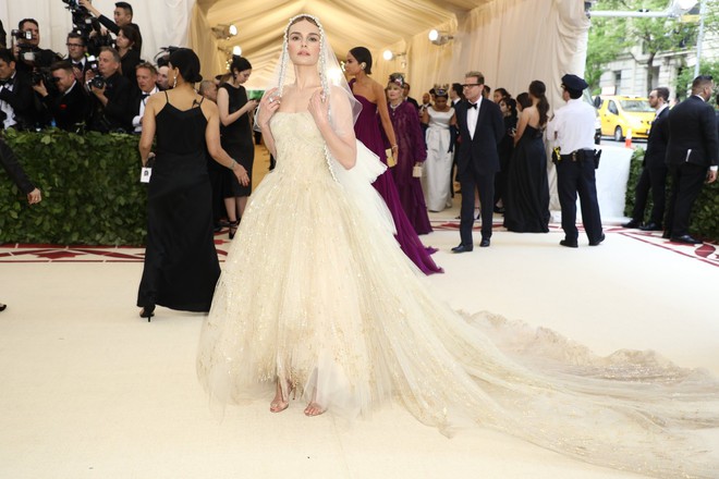 Met Gala 2018: Cara Delevingne khoe cơ thể địa đàng, Selena hóa thiên thần nhưng nhạt nhẽo, Anne Hathaway đẹp tỏa hào quang - Ảnh 16.