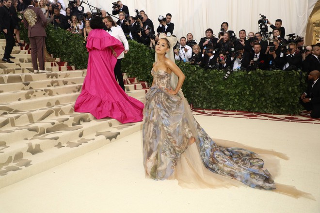 Met Gala 2018: Cara Delevingne khoe cơ thể địa đàng, Selena hóa thiên thần nhưng nhạt nhẽo, Anne Hathaway đẹp tỏa hào quang - Ảnh 14.