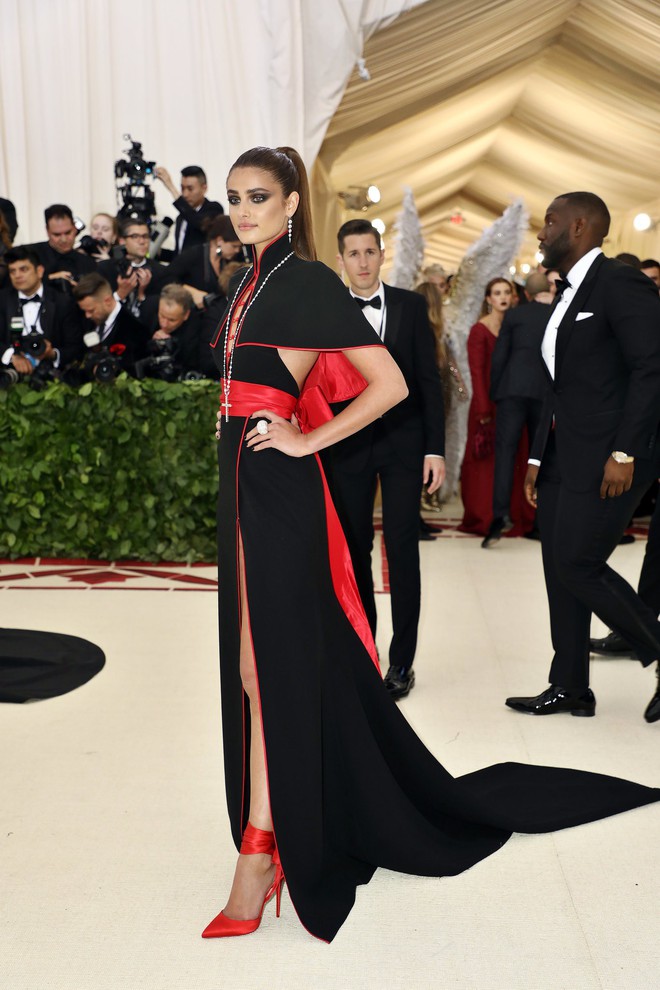 Met Gala 2018: Cara Delevingne khoe cơ thể địa đàng, Selena hóa thiên thần nhưng nhạt nhẽo, Anne Hathaway đẹp tỏa hào quang - Ảnh 26.