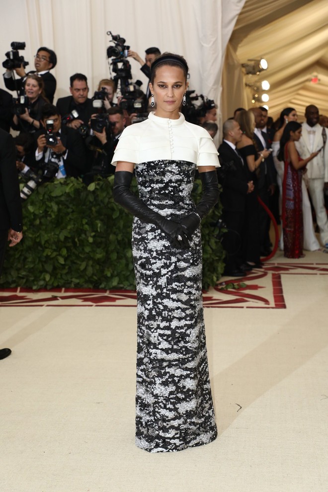 Met Gala 2018: Cara Delevingne khoe cơ thể địa đàng, Selena hóa thiên thần nhưng nhạt nhẽo, Anne Hathaway đẹp tỏa hào quang - Ảnh 54.