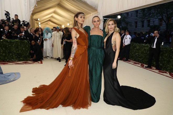 Met Gala 2018: Cara Delevingne khoe cơ thể địa đàng, Selena hóa thiên thần nhưng nhạt nhẽo, Anne Hathaway đẹp tỏa hào quang - Ảnh 47.