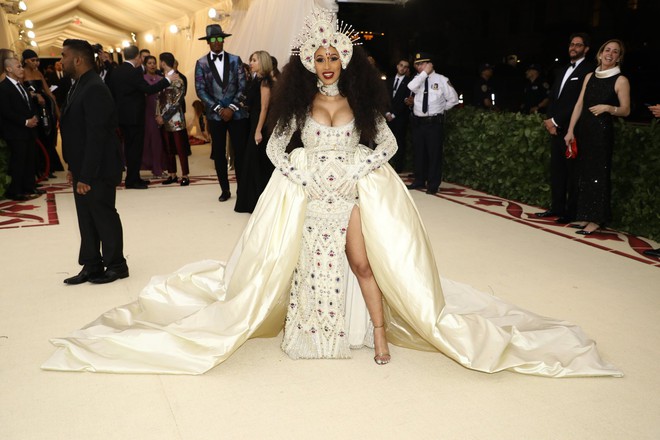 Met Gala 2018: Cara Delevingne khoe cơ thể địa đàng, Selena hóa thiên thần nhưng nhạt nhẽo, Anne Hathaway đẹp tỏa hào quang - Ảnh 33.