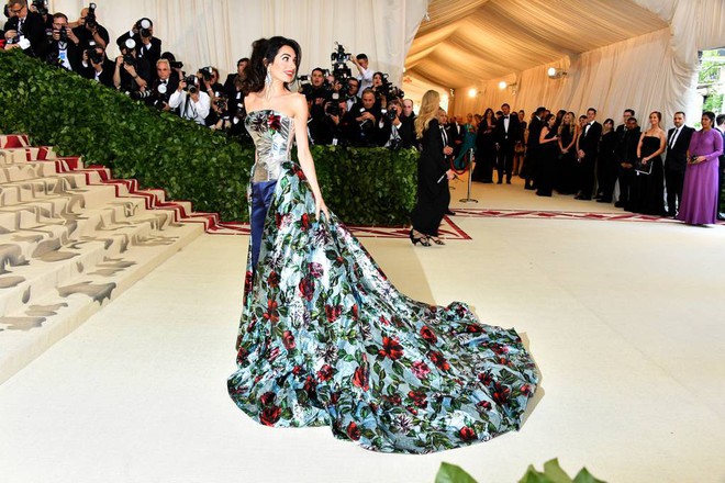 Met Gala 2018: Cara Delevingne khoe cơ thể địa đàng, Selena hóa thiên thần nhưng nhạt nhẽo, Anne Hathaway đẹp tỏa hào quang - Ảnh 71.