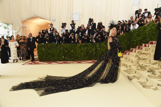 Met Gala 2018: Cara Delevingne khoe cơ thể địa đàng, Selena hóa thiên thần nhưng nhạt nhẽo, Anne Hathaway đẹp tỏa hào quang - Ảnh 20.