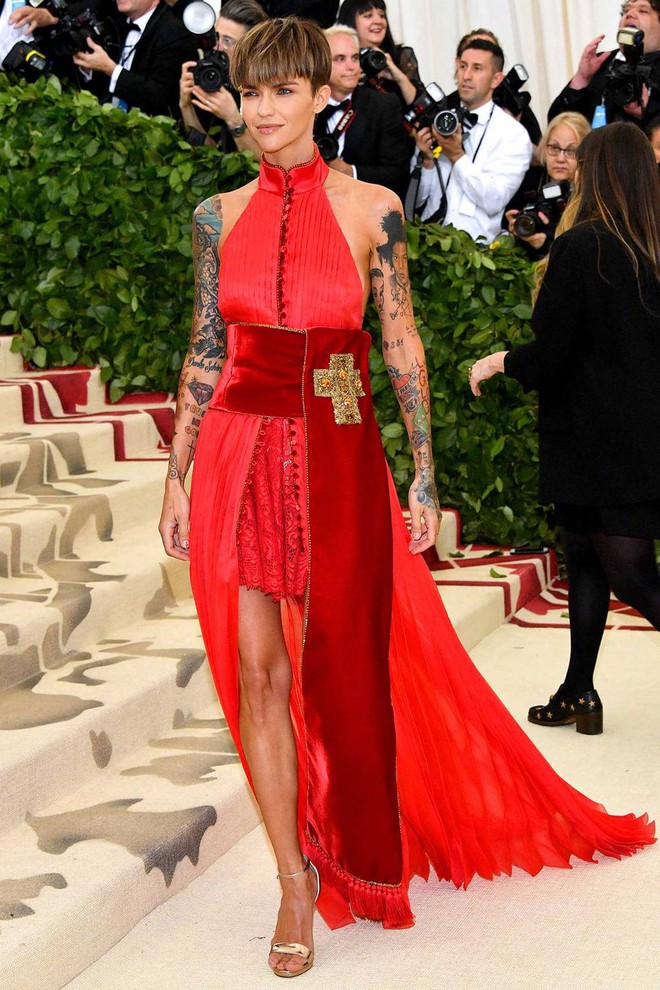 Met Gala 2018: Cara Delevingne khoe cơ thể địa đàng, Selena hóa thiên thần nhưng nhạt nhẽo, Anne Hathaway đẹp tỏa hào quang - Ảnh 36.