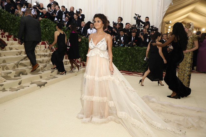 Met Gala 2018: Cara Delevingne khoe cơ thể địa đàng, Selena hóa thiên thần nhưng nhạt nhẽo, Anne Hathaway đẹp tỏa hào quang - Ảnh 9.