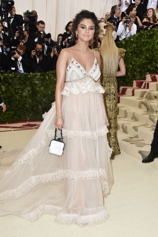 Met Gala 2018: Cara Delevingne khoe cơ thể địa đàng, Selena hóa thiên thần nhưng nhạt nhẽo, Anne Hathaway đẹp tỏa hào quang - Ảnh 10.