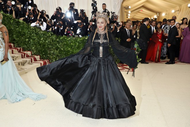 Met Gala 2018: Cara Delevingne khoe cơ thể địa đ&agrave;ng, Selena h&oacute;a thi&ecirc;n thần nhưng nhạt nhẽo, Anne Hathaway đẹp tỏa h&agrave;o quang - Ảnh 31.