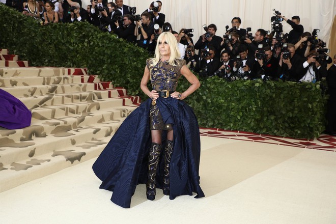 Met Gala 2018: Cara Delevingne khoe cơ thể địa đàng, Selena hóa thiên thần nhưng nhạt nhẽo, Anne Hathaway đẹp tỏa hào quang - Ảnh 72.