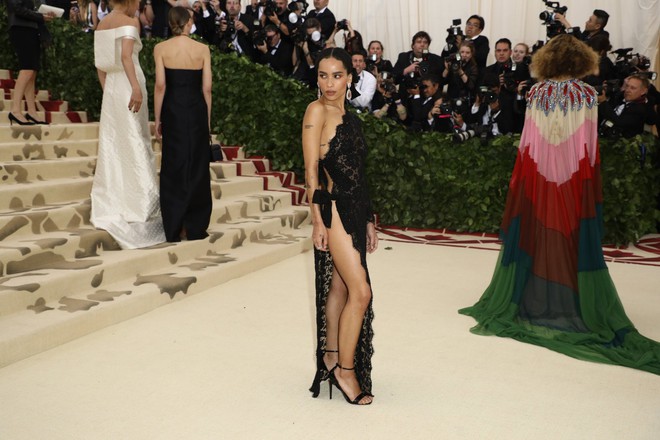 Met Gala 2018: Cara Delevingne khoe cơ thể địa đàng, Selena hóa thiên thần nhưng nhạt nhẽo, Anne Hathaway đẹp tỏa hào quang - Ảnh 68.