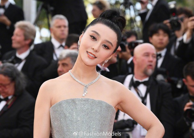 Cannes 2018: Phạm Băng Băng gây thất vọng vì nhuộm xanh thảm đỏ, hở ngực - gây sốc vẫn được tận dụng triệt để - Ảnh 3.