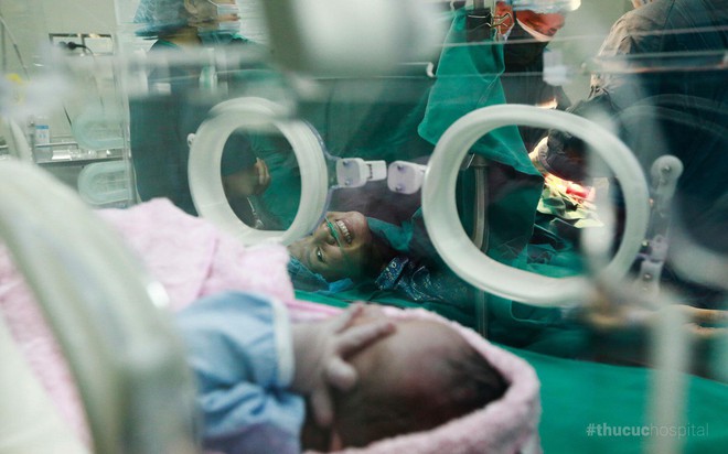 Khoảnh khắc đẹp: Hai mẹ con mỉm cười ch&agrave;o nhau trong lần gặp đầu ti&ecirc;n - Ảnh 1.