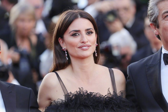 Cannes 2018: Phạm Băng Băng gây thất vọng vì nhuộm xanh thảm đỏ, hở ngực - gây sốc vẫn được tận dụng triệt để - Ảnh 14.