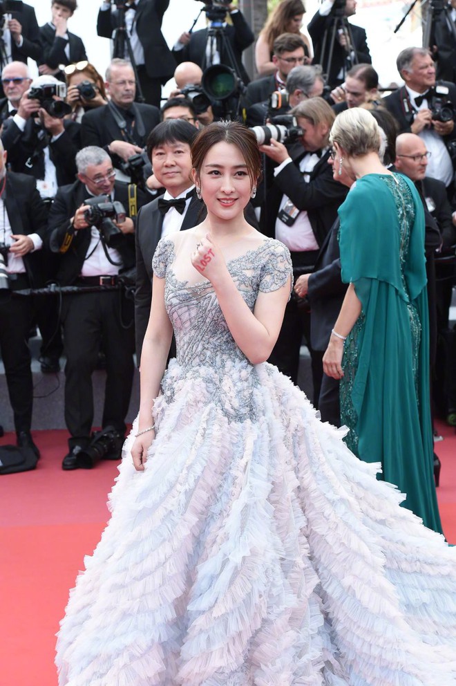 Cannes 2018: Phạm Băng Băng gây thất vọng vì nhuộm xanh thảm đỏ, hở ngực - gây sốc vẫn được tận dụng triệt để - Ảnh 23.