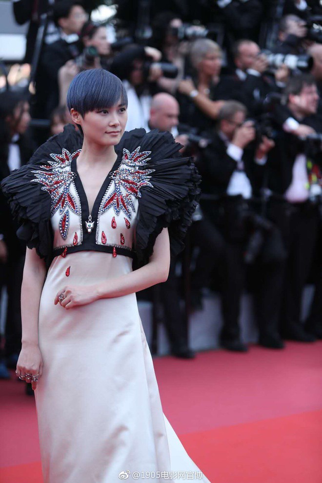 Cannes 2018: Phạm Băng Băng gây thất vọng vì nhuộm xanh thảm đỏ, hở ngực - gây sốc vẫn được tận dụng triệt để - Ảnh 18.