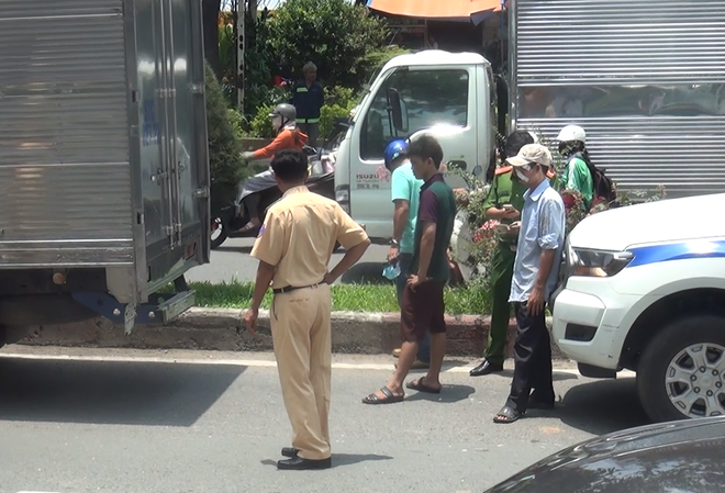 Tài xế và phụ xe bị đánh nhập viện sau va chạm giao thông trên đường ở Sài Gòn - Ảnh 1.