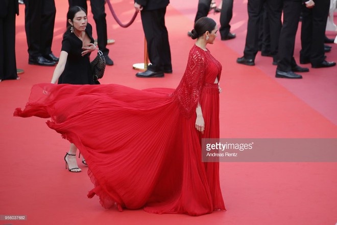 Cannes 2018: Phạm Băng Băng gây thất vọng vì nhuộm xanh thảm đỏ, hở ngực - gây sốc vẫn được tận dụng triệt để - Ảnh 29.