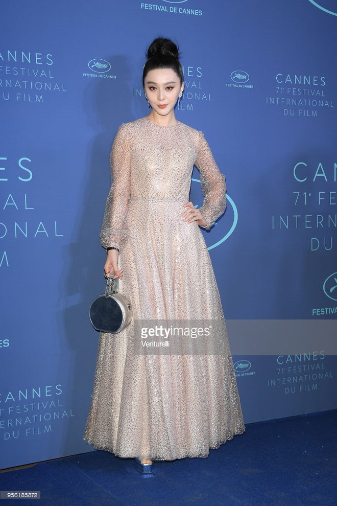 Bị chê bánh gato màu xanh, Phạm Băng Băng trở lại phong thái sang chảnh tại tiệc Gala Cannes - Ảnh 5.