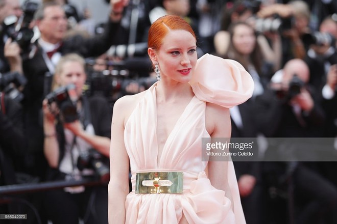 Cannes 2018: Phạm Băng Băng gây thất vọng vì nhuộm xanh thảm đỏ, hở ngực - gây sốc vẫn được tận dụng triệt để - Ảnh 30.