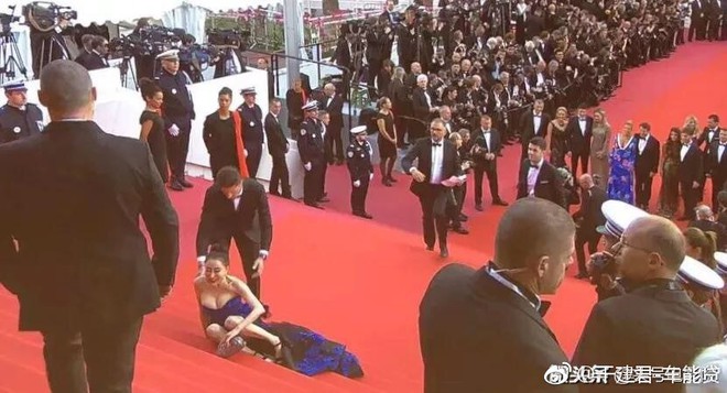 Đến hẹn lại lên: Hoa hậu Quý bà Trung Quốc ngã sõng soài tại thảm đỏ Cannes, cố tình khoe vòng một như muốn trào ra - Ảnh 6.