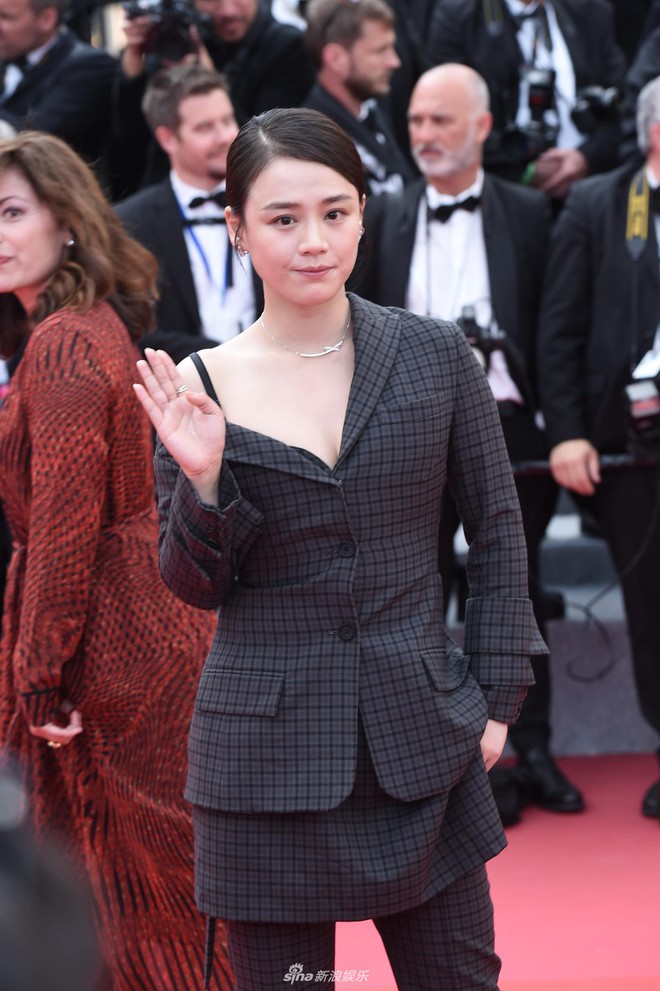 Cannes 2018: Phạm Băng Băng gây thất vọng vì nhuộm xanh thảm đỏ, hở ngực - gây sốc vẫn được tận dụng triệt để - Ảnh 21.