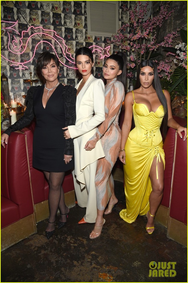 Chị em Kardashian quy tụ: Kim và Kendall cùng khoe ngực táo bạo, Kylie lại bất ngờ kín nhất - Ảnh 1.