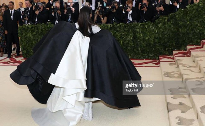 Phục sức quá ấn tượng tại Met Gala, Nga Nguyễn lên loạt báo chính thống và được đặt cạnh Kylie Jenner - Ảnh 6.