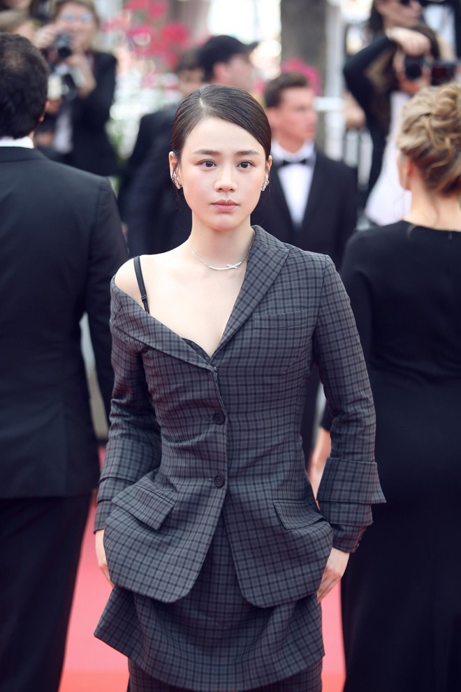 Cannes 2018: Phạm Băng Băng gây thất vọng vì nhuộm xanh thảm đỏ, hở ngực - gây sốc vẫn được tận dụng triệt để - Ảnh 22.