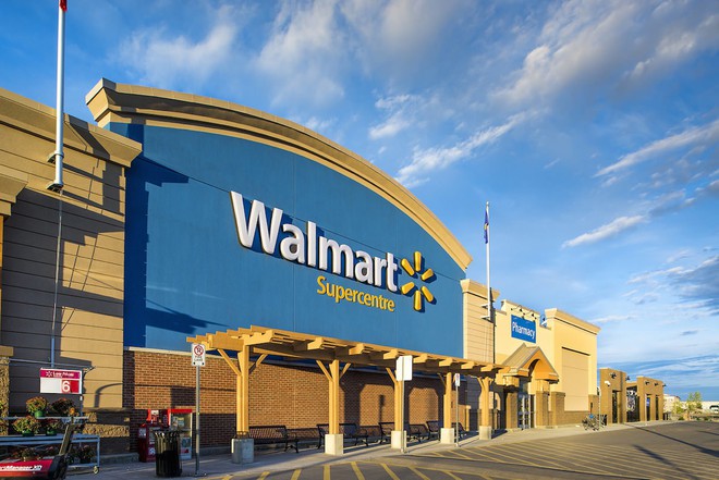 Hệ thống siêu thị Walmart Mỹ bị chỉ trích dữ dội vì để cụ già ngồi giữa cơn mưa mà không cho vào trong trú - Ảnh 2.
