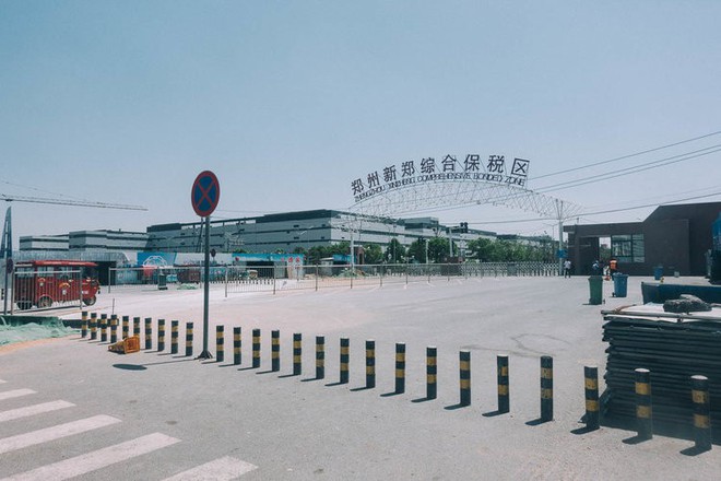 Mục sở thị kinh đô iPhone ở Trung Quốc: Tưởng là nhà máy thôi nhưng hóa ra thứ gì cũng có! - Ảnh 1.