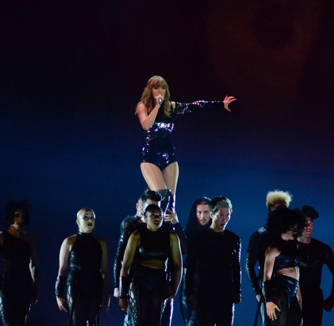 Taylor Swift chính thức khởi động tour diễn khủng: Rắn to, rắn bé, rắn khắp mọi nơi! - Ảnh 13.
