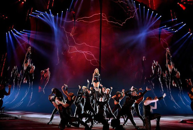 Taylor Swift chính thức khởi động tour diễn khủng: Rắn to, rắn bé, rắn khắp mọi nơi! - Ảnh 6.