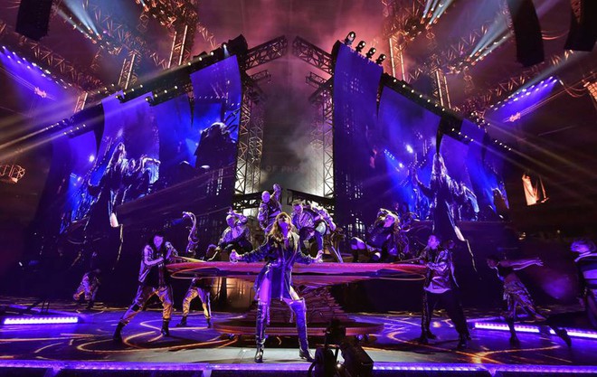 Taylor Swift ch&iacute;nh thức khởi động tour diễn khủng: Rắn to, rắn b&eacute;, rắn khắp mọi nơi! - Ảnh 7.