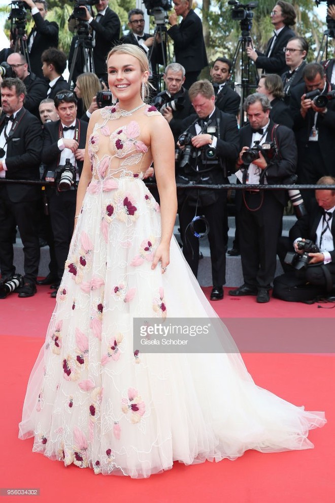 Cannes 2018: Phạm Băng Băng gây thất vọng vì nhuộm xanh thảm đỏ, hở ngực - gây sốc vẫn được tận dụng triệt để - Ảnh 33.