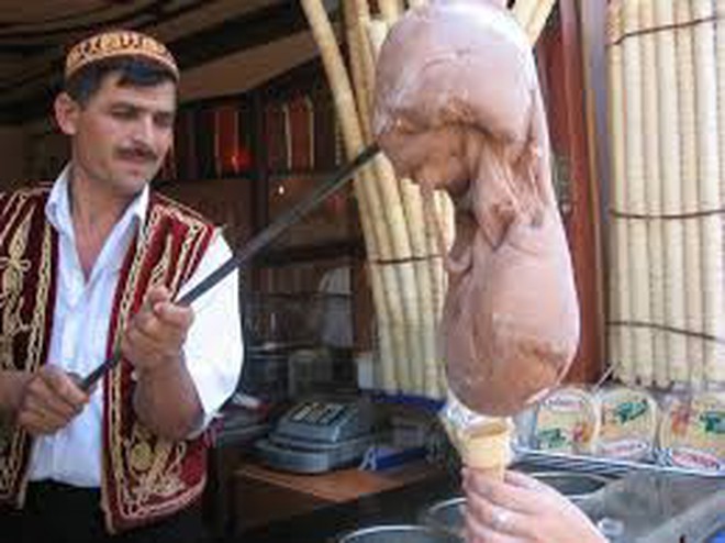 Ở Thổ Nhĩ Kỳ c&#243; một loại kem phải d&#249;ng đến dao để chặt th&#236; mới lấy kem ăn được - Ảnh 8.