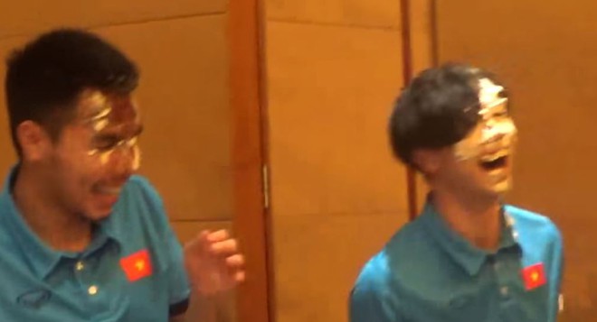 Công Phượng bị úp bánh kem vào mặt trong tiệc sinh nhật với U23 Việt Nam - Ảnh 4.