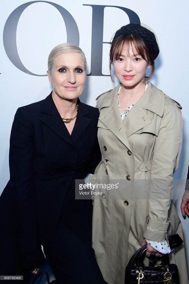 Dự show Dior, Song Hye Kyo may m&agrave; qu&aacute; đẹp mới đỡ được style sến kh&oacute; tả - Ảnh 6.