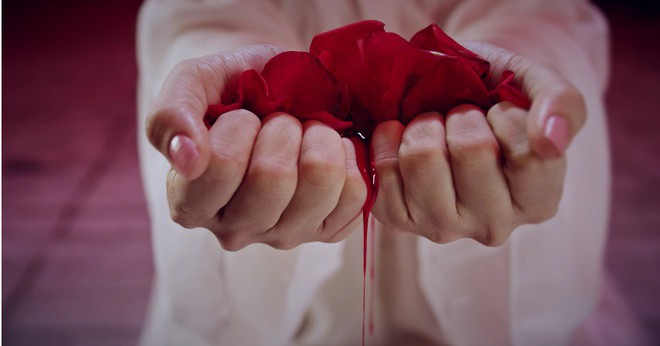 Những t&igrave;nh tiết ma mị khiến kh&aacute;n giả &ldquo;r&ugrave;ng m&igrave;nh&rdquo; trong c&aacute;c MV Vpop - Ảnh 2.