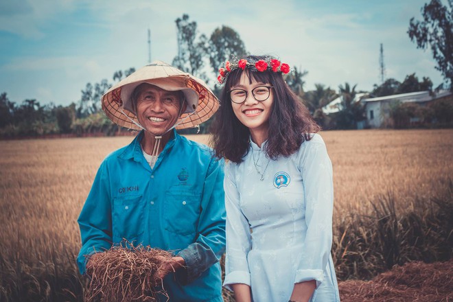 Nữ sinh mặc áo dài, lội ruộng chụp ảnh với cha trong ngày bế giảng: Mình chẳng ngại gì khi cha mẹ là nông dân - Ảnh 1.