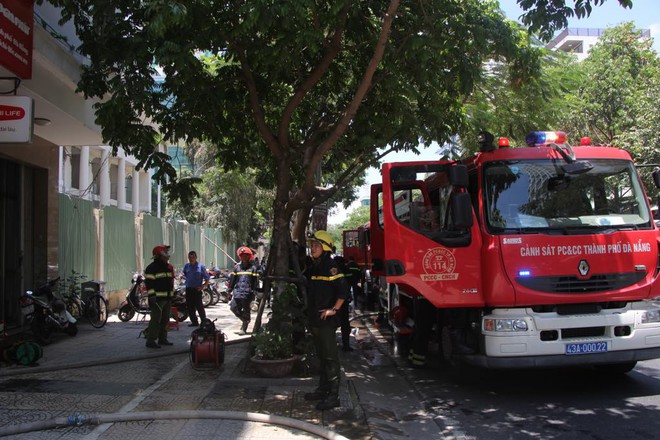 Cháy công ty bảo hiểm ở Đà Nẵng, 1 thai phụ leo từ tầng 4 qua nhà bên cạnh để thoát thân - Ảnh 2.