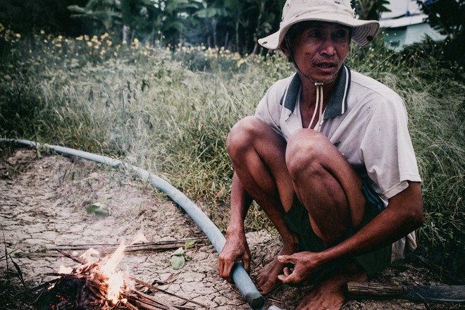 Nữ sinh mặc áo dài, lội ruộng chụp ảnh với cha trong ngày bế giảng: Mình chẳng ngại gì khi cha mẹ là nông dân - Ảnh 5.