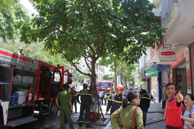 Cháy công ty bảo hiểm ở Đà Nẵng, 1 thai phụ leo từ tầng 4 qua nhà bên cạnh để thoát thân - Ảnh 3.