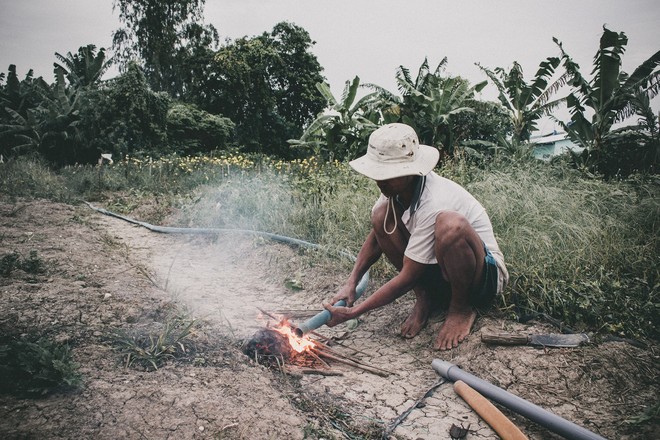 Nữ sinh mặc áo dài, lội ruộng chụp ảnh với cha trong ngày bế giảng: Mình chẳng ngại gì khi cha mẹ là nông dân - Ảnh 6.